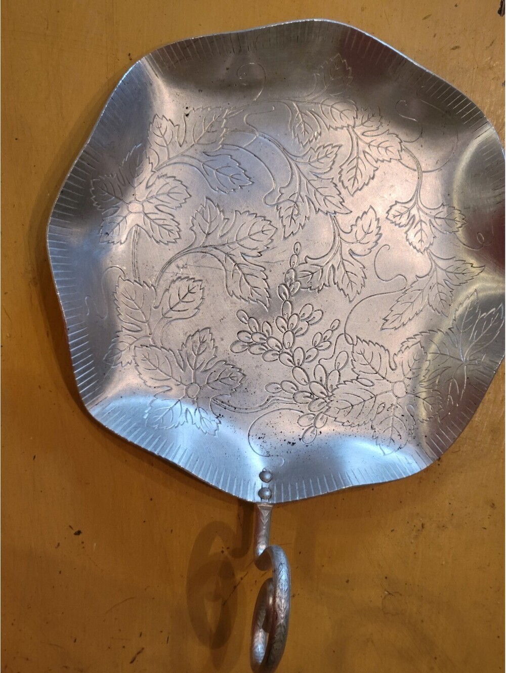 Vintage Hammered Aluminum Dish Tray w/ Handle Leaf Engravings Design